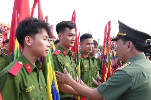 Thượng tướng Trần Quốc Tỏ thăm, động viên lực lượng bảo vệ, biểu diễn phục vụ đại lễ 30-4
