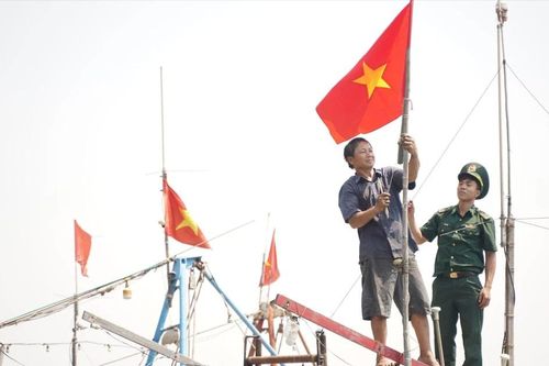 Ngư dân vươn khơi cùng cờ Tổ quốc