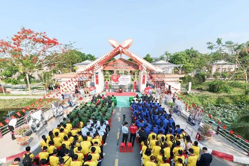 Trường Đại học Cửu Long khánh thành 'Đường cờ chiến thắng'