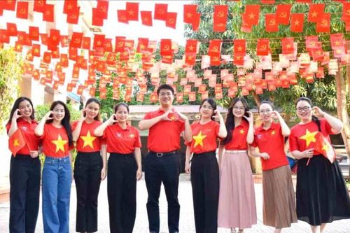 Miền Trung rợp sắc cờ từ phố biển đến núi rừng