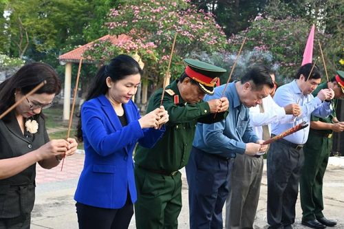 Trưởng Ban Tuyên giáo và Dân vận Trung ương dâng hương tưởng niệm tại Tượng đài Chiến thắng chốt chặn Tàu Ô