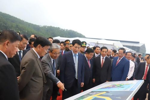 Chủ tịch nước Lương Cường dự lễ khánh thành Bến số 3, Cảng quốc tế Lào - Việt