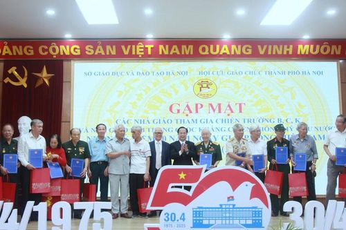 Hà Nội tri ân nhà giáo chiến sĩ nhân kỷ niệm 50 năm giải phóng miền Nam