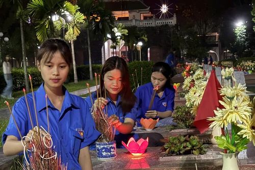Hơn 800 đoàn viên thanh niên thắp nến tri ân các Anh hùng liệt sỹ tại Điện Biên