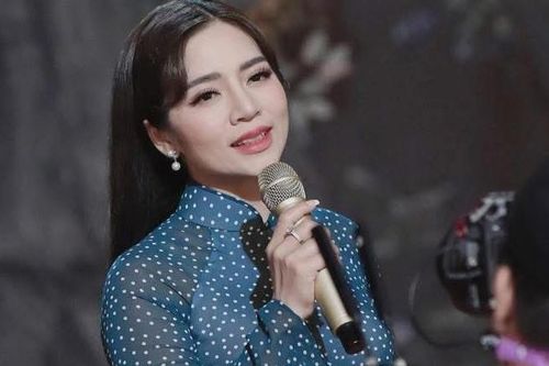 Có một cô gái thôn nữ hát bolero…