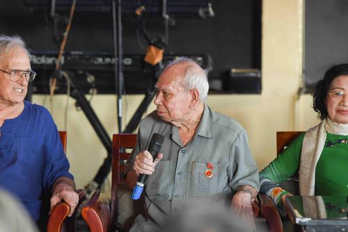Cuộc gặp của 'người Mỹ nói tiếng Việt, người Việt nói tiếng Mỹ' nhưng chung tình yêu Việt Nam