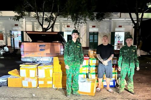 Bắt vụ vận chuyển thực phẩm không rõ nguồn gốc với số lượng lớn