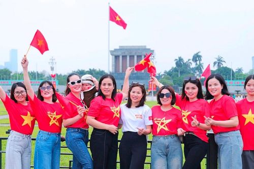 Hàng nghìn người dân kéo về Quảng trường Ba Đình 'check-in' mừng 50 năm Ngày Giải phóng miền Nam, thống nhất đất nước