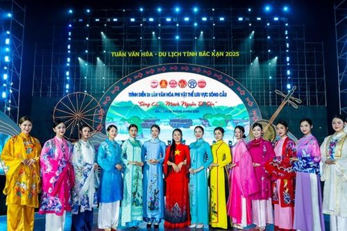 Nhà thiết kế Vũ Thảo Giang ra mắt 6 bộ sưu tập áo dài đặc biệt nhân kỷ niệm 50 năm Giải phóng miền Nam, thống nhất đất nước