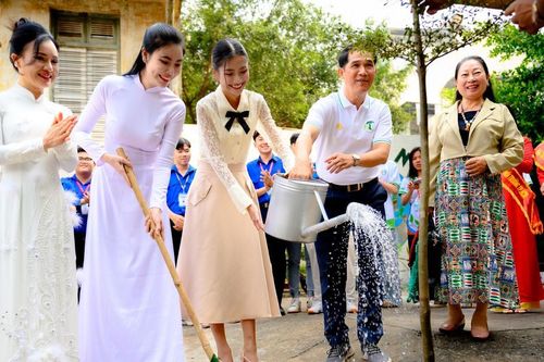 Hoa hậu Nguyễn Thanh Hà xúc động kêu gọi bảo vệ môi trường nhân kỷ niệm 50 năm thống nhất đất nước