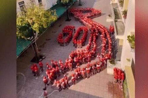 Ý nghĩa khoảnh khắc 450 học sinh tiểu học xếp hình bản đồ Việt Nam