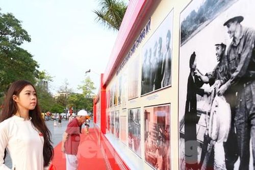 Rưng rưng nước mắt xem chuyên đề '50 năm thống nhất và khát vọng vươn mình' ở Nghệ An