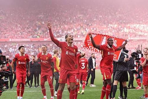 Đã trở thành nhà vô địch, nhưng bao giờ Liverpool mới được nâng cúp?