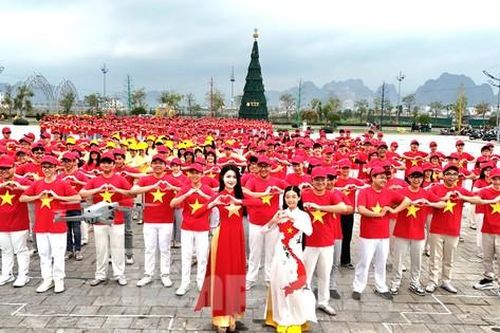 Hơn 500 thanh thiếu niên xếp hình bản đồ Việt Nam bên bờ vịnh Bái Tử Long