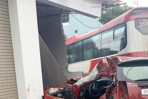 Xe chở công nhân tông vào ô tô đi ngược chiều, 2 vợ chồng thương vong