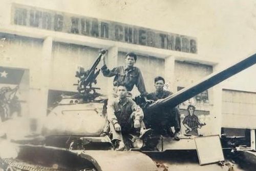 Giọt nước mắt dưới lá cờ giải phóng