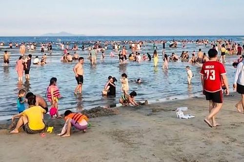 Biển Đà Nẵng đông nghịt người 'giải nhiệt'