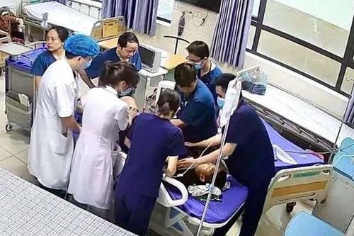 Bộ Y tế vào cuộc vụ bác sĩ bị người nhà bệnh nhân hành hung khi đang cấp cứu