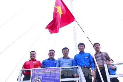 Lá cờ Tổ quốc tung bay trên núi Dũng Quyết