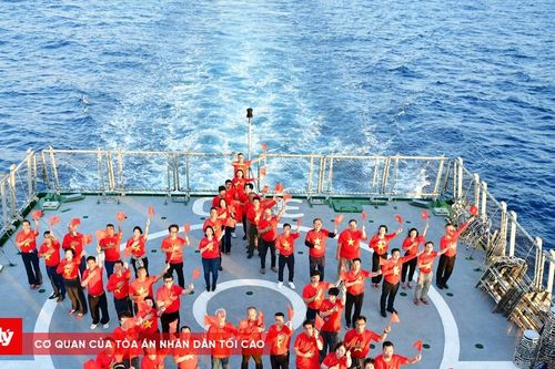 60 kiều bào đến với Trường Sa trên 'Chuyến tàu Đại đoàn kết'