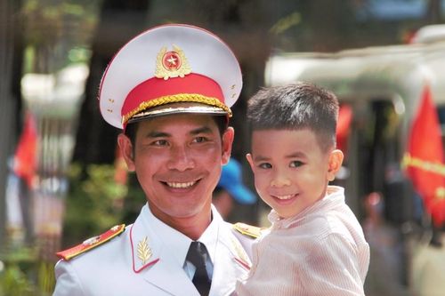 Vượt ngàn kilomet từ Bắc vào Nam cổ vũ người thân tham gia diễu binh