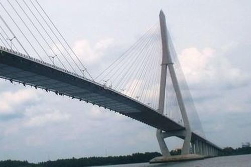Chồng chém vợ dã man rồi 'mất tích' bí ẩn, xe máy tìm thấy trên cầu Cần Thơ