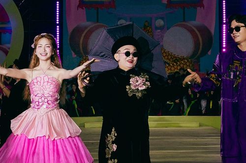 Xuân Hinh, Hòa Minzy và Tuấn Cry hát 'Bắc Bling' trên sàn diễn thời trang