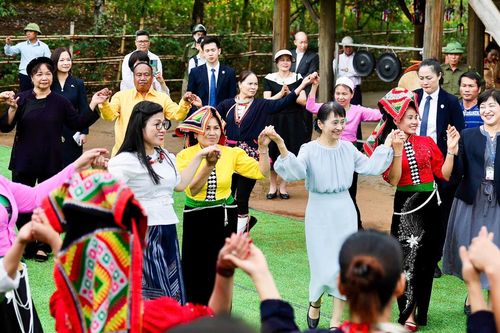 Phu nhân Lê Thị Bích Trân và Phu nhân Thủ tướng Nhật Bản ném còn, làm đàn t'rưng