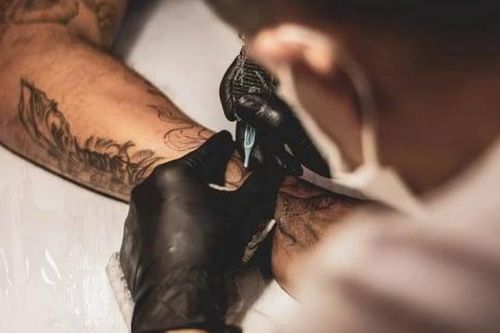 Xăm rồng phượng kín tay, chưa kịp 'ngầu' nam thanh niên đã vội nhập viện