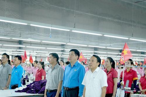 Công nhân lao động Nghệ An đồng loạt chào cờ, hát Quốc ca kỷ niệm đại lễ 30/4 và 1/5