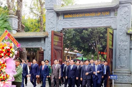 Tổng Bí thư, Chủ tịch nước Lào dâng hương tưởng niệm Chủ tịch Hồ Chí Minh
