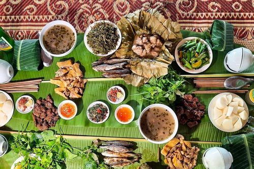 Thưởng thức rau rừng, cá suối nơi khu du lịch cộng đồng Khe Cớ