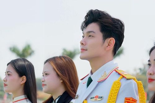 Nghệ sĩ trẻ Đoàn Văn công Quân khu 4 làm mới 'Bài ca thống nhất'