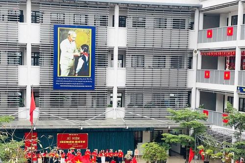 Trường học nhuộm sắc đỏ, hướng về ngày hội thống nhất non sông
