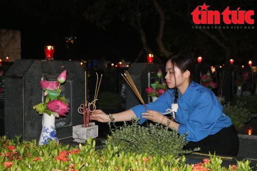 Đoàn thanh niên Hà Nội thắp nến tri ân các Anh hùng liệt sĩ dịp lễ 30/4