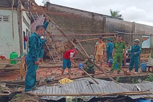 Clip hãi hùng cảnh vòi rồng 'cuốn phăng' 24 căn nhà ở Kiên Giang