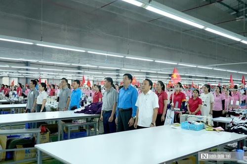 Xúc động khoảnh khắc hàng vạn công nhân chào cờ, dịp lễ 30/4 - 1/5