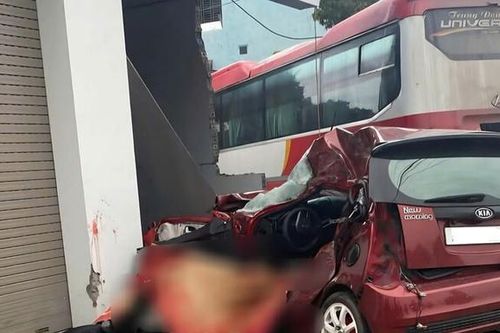 Xe khách 45 chỗ đâm liên hoàn rồi đè bẹp ô tô con, 1 người tử vong