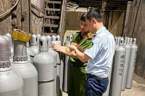 Hơn 3 tấn khí nghi là khí cười bị tạm giữ để điều tra nguồn gốc