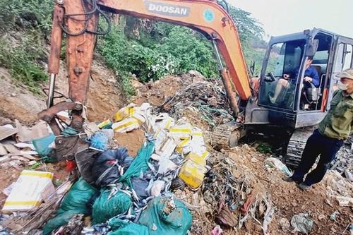 Tiêu hủy gần 1 tấn chân gà rút xương, cá nục không đảm bảo chất lượng