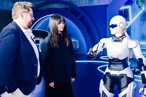 Tranh cãi việc dùng robot thay nhân viên bán ô tô
