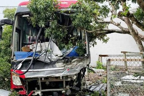Xe khách mất lái gây va chạm liên hoàn khiến đôi vợ chồng tử vong