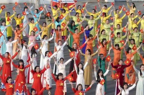 Phụ nữ Bình Thuận đồng diễn 'Áo dài - Dân vũ' mừng 50 năm thống nhất đất nước