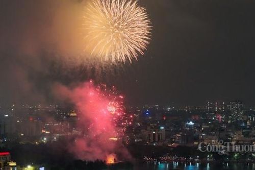 Chất chứa tự hào qua màn pháo hoa rực sáng bầu trời Hà Nội