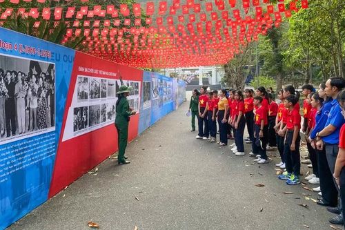 Hàng vạn du khách đổ về Ngã ba Đồng Lộc trong tháng 4 lịch sử