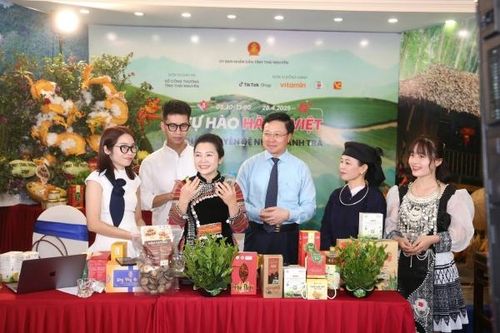 Thái Nguyên: Giám đốc Sở Công Thương livestream quảng bá đặc sản địa phương