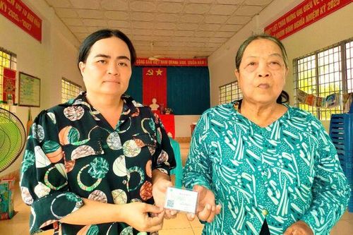Hỗ trợ phụ nữ mua bảo hiểm y tế