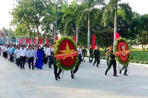 Tri Tôn viếng Nghĩa trang Liệt sĩ và các Nhà bia ghi danh
