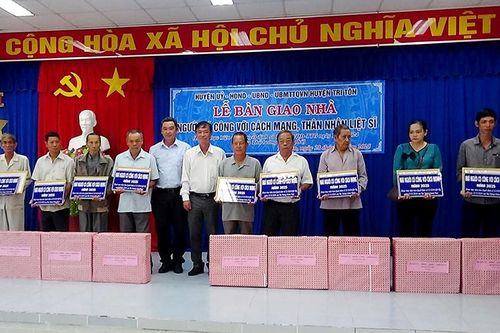 Huyện Tri Tôn bàn giao 39 căn nhà cho người có công