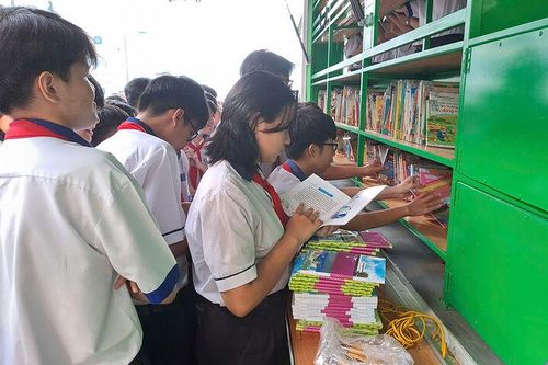 Thêm 200 học sinh ở huyện Phú Tân được đọc sách từ thư viện lưu động